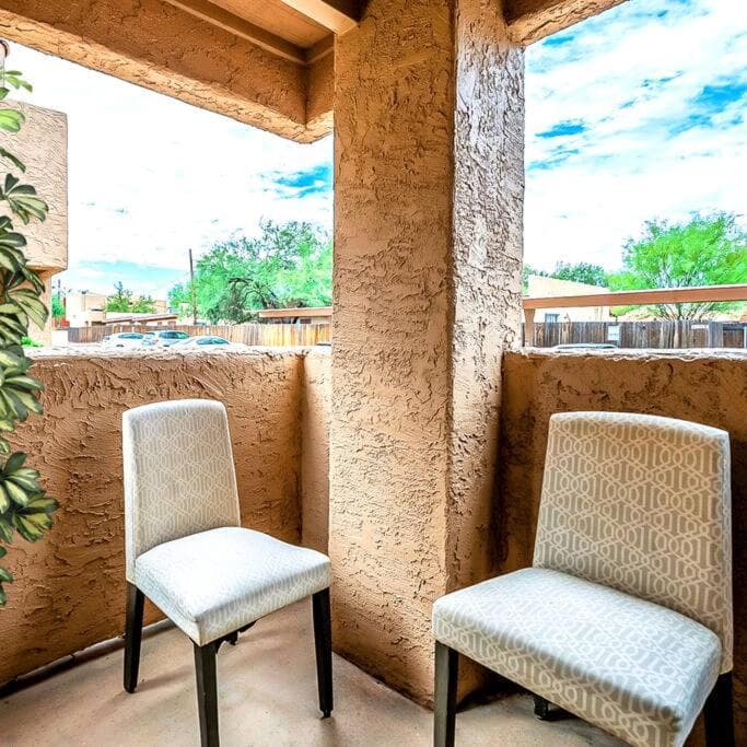 Comfy 1BD Condo near UofA & UMC w Pool, Parking, Low Summer Rates!