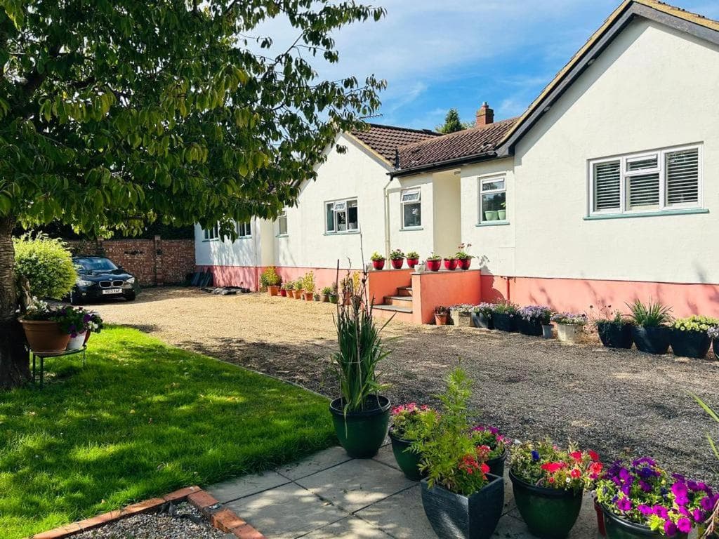 Serene spacious room (double) in gorgeous bungalow on river near Thorpe park and Holloway University Egham