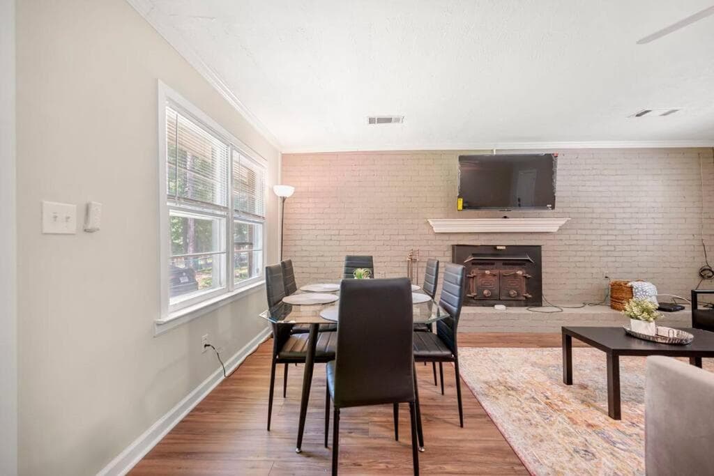 Quiet Family Home Close to Nature with fenced yard