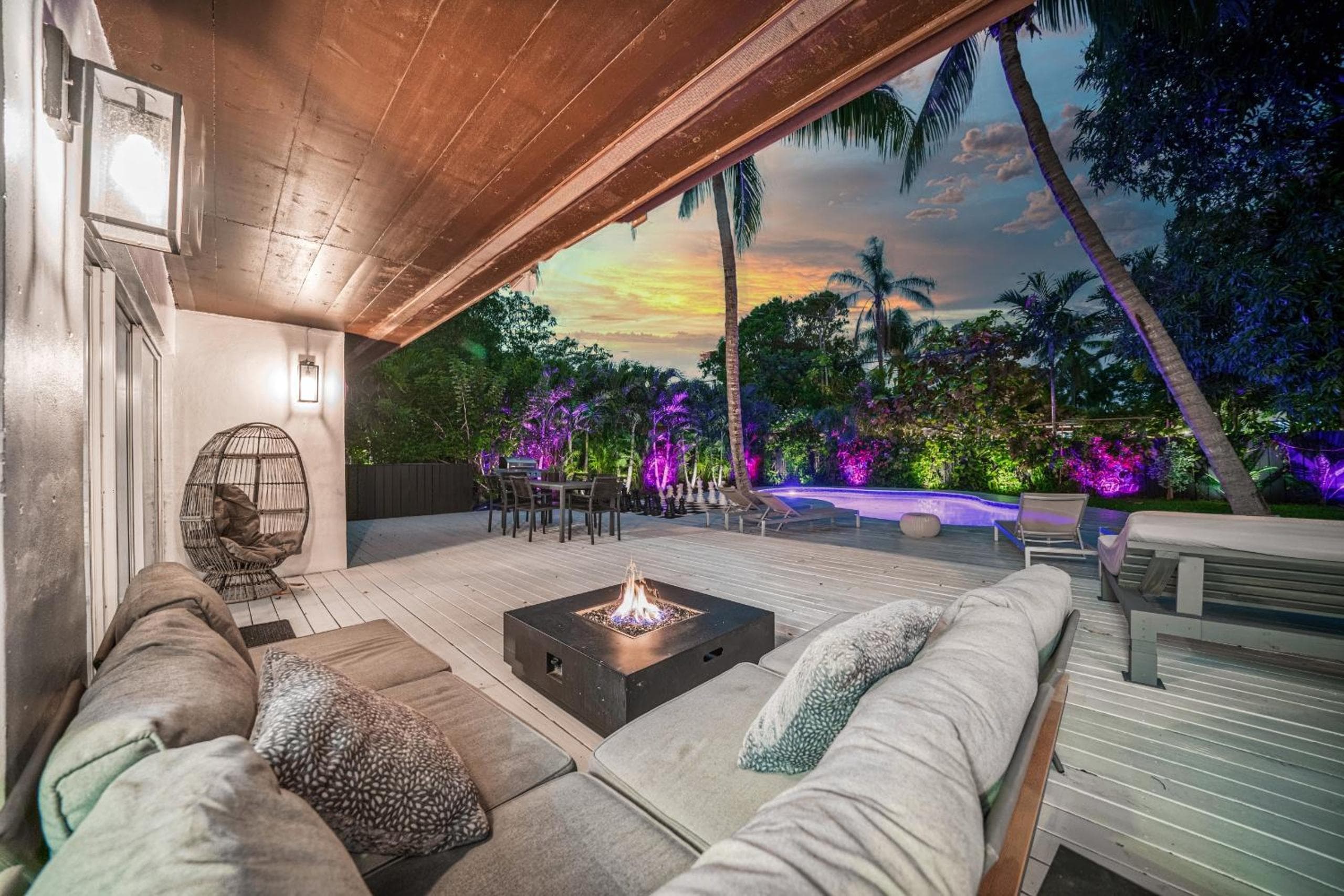 Luxury Retreat Heated Pool, Giant Chess 10 Minutes to Beach