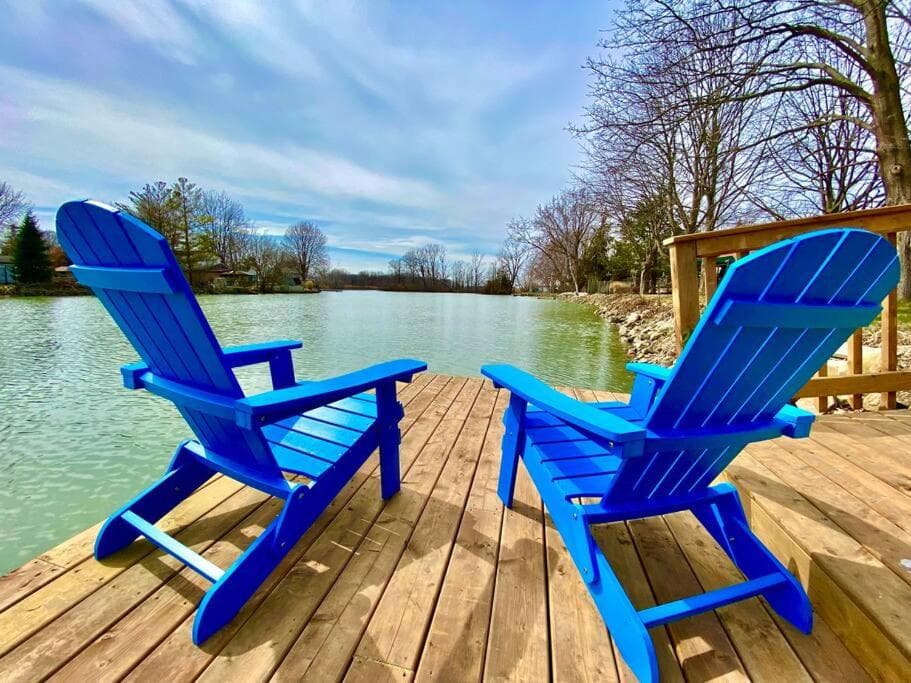 Creekside Cottage - kayak, SUP, fishing, game room, steps to the beach