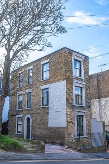 Heart of Margate Old Town, Historic Home, Driveway for 2 cars