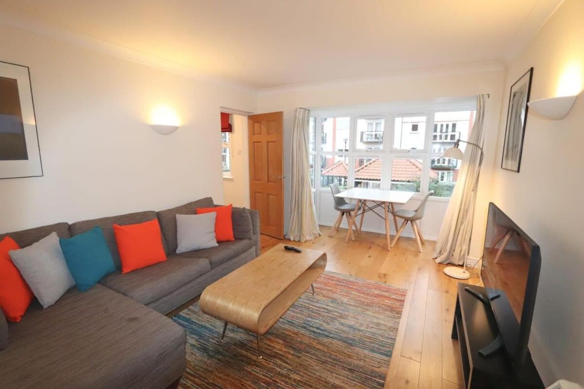 Quiet riverside apartment with views and parking-
