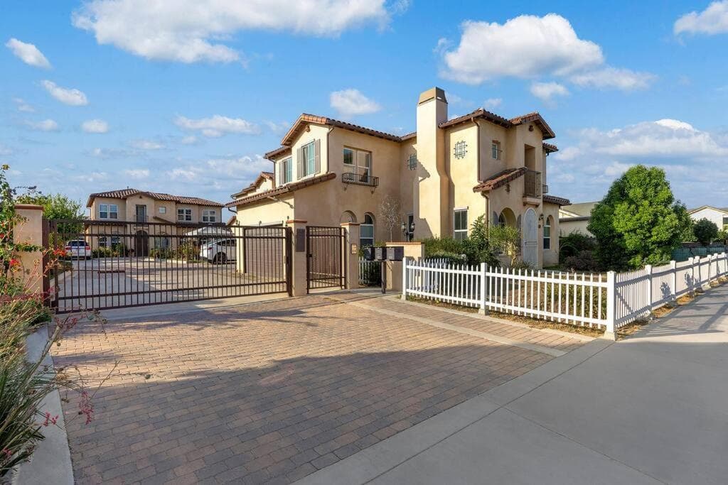 Spacious 5 BD Retreat between Disneyland and Universal