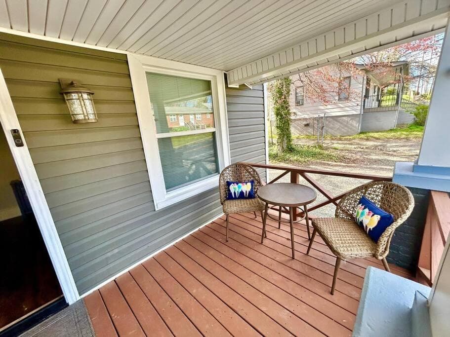 Downtown Charm, 3 Bdr, Near Rest and Bars
