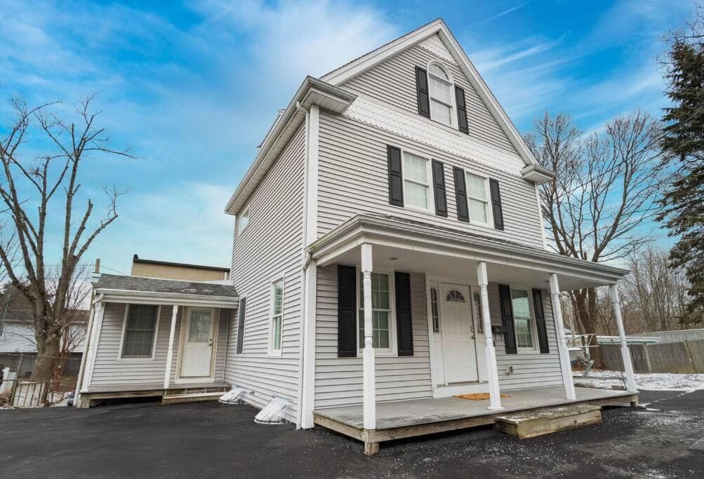 Convenient Braintree Home - 3 Bedroom Sleeps 8