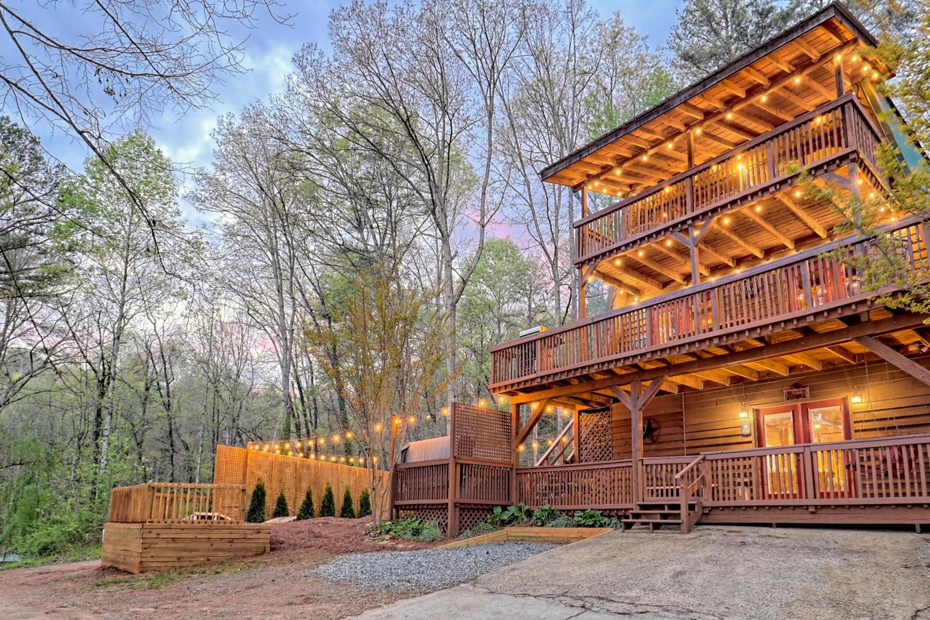 Near Downtown Helen - HotTub, Sauna, Game Room, Fire Pit