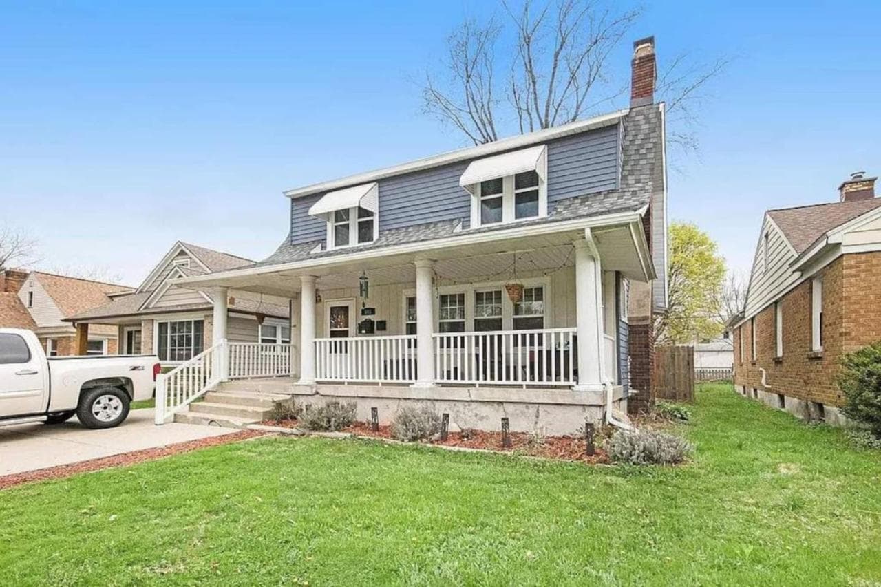 Downtown GR Gem Sleeps 16 Gameroom Huge Backyard