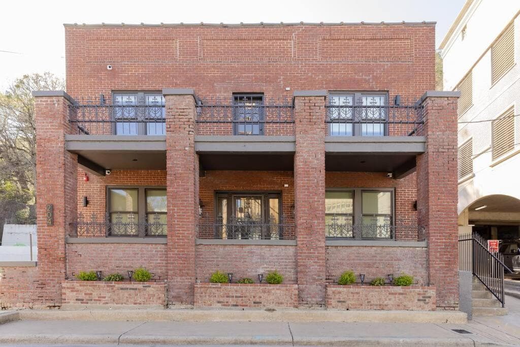 Historic Downtown Studio, Walk to Bathhouses, Room # 100
