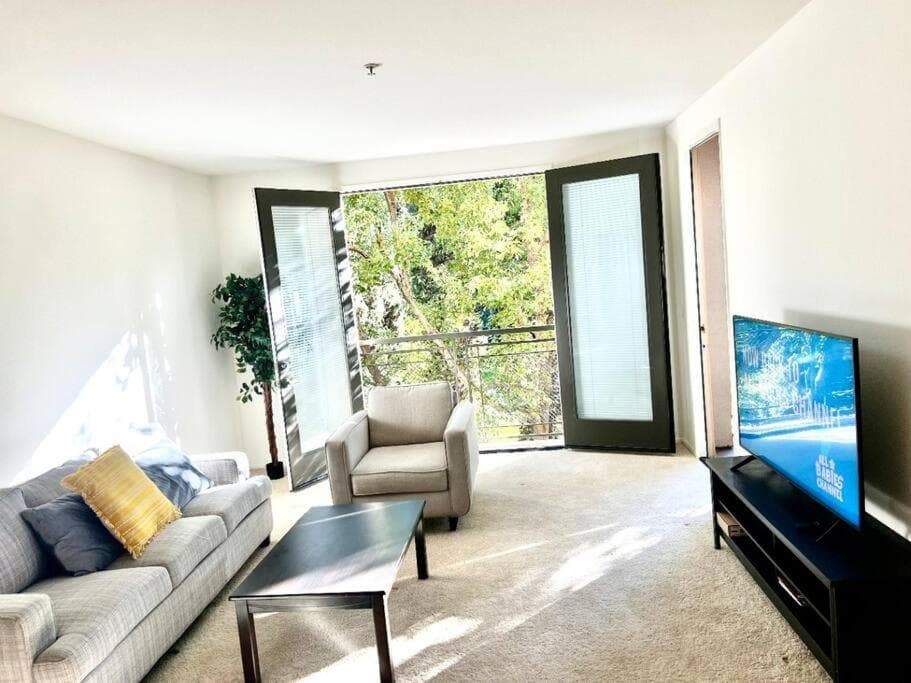 Stylish & Spacious 2BR Apartment in Irvine