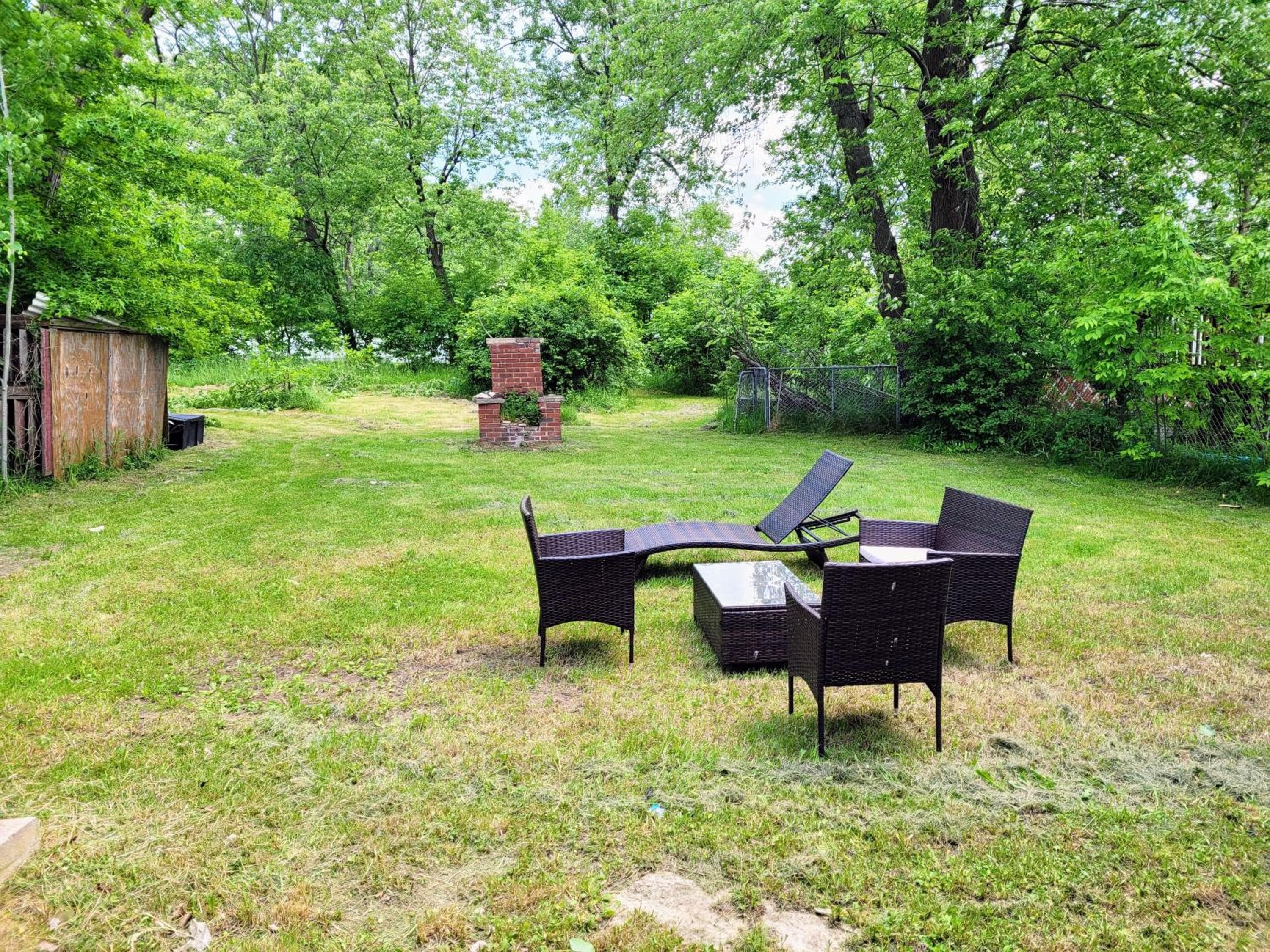 Sweet home, King bed, backyard and parking