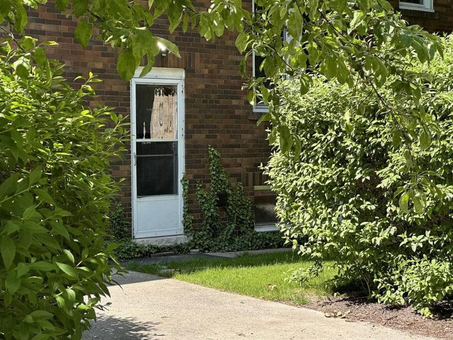 STAY IN SARNIA - Milne Mansion - Souterrain Apartment