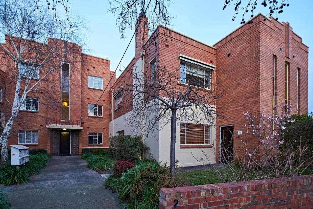 1 Bedroom Art Deco Apt With Study
