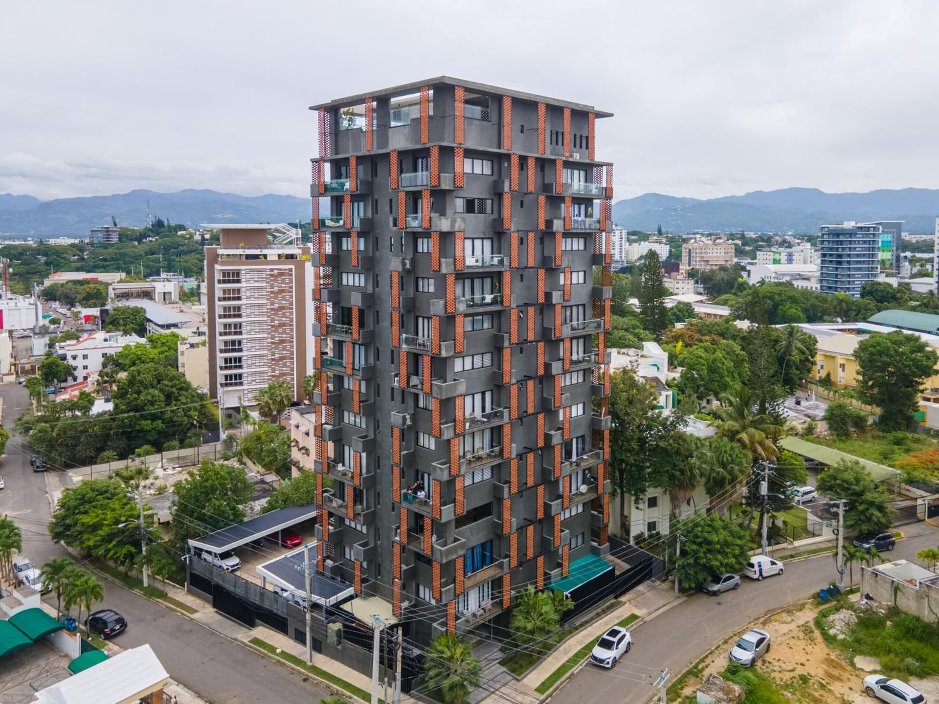 Modern Luxury Condo with Rooftop Pool & Gym