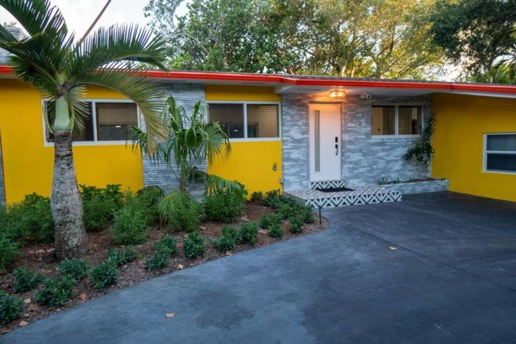 Villa Tropical - Your private Miami Resort with a heated pool