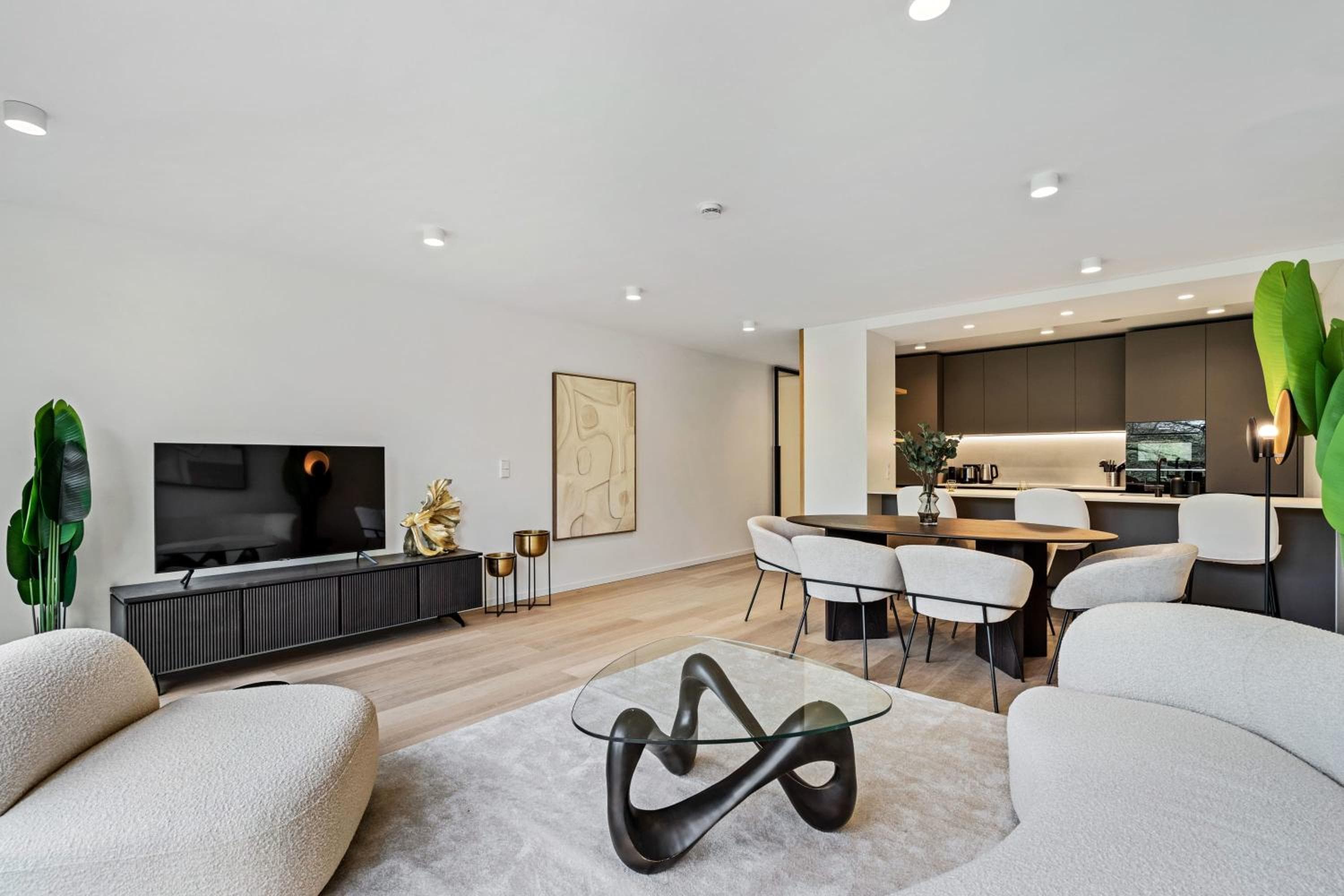 Upscale Urban Apartment Style & Comfort for Six