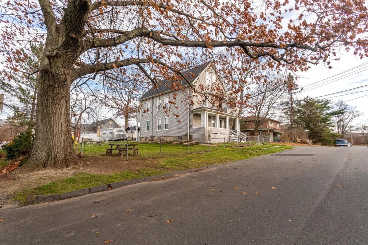 Sunny & Spacious 2BD 1BA WFH Apt-Huge Yard & Patio