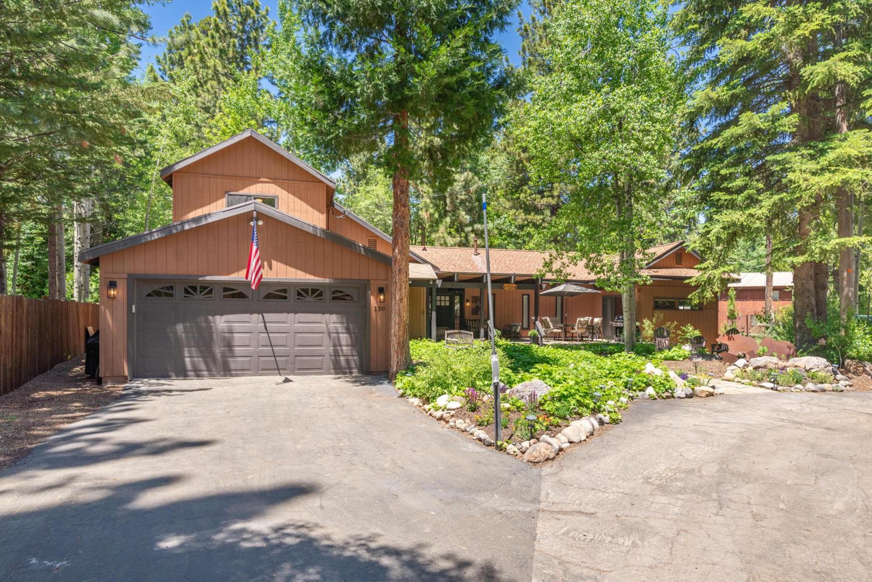Tahoe City 4BR 4 Full Bathroom Home Near Palisades Close to Town