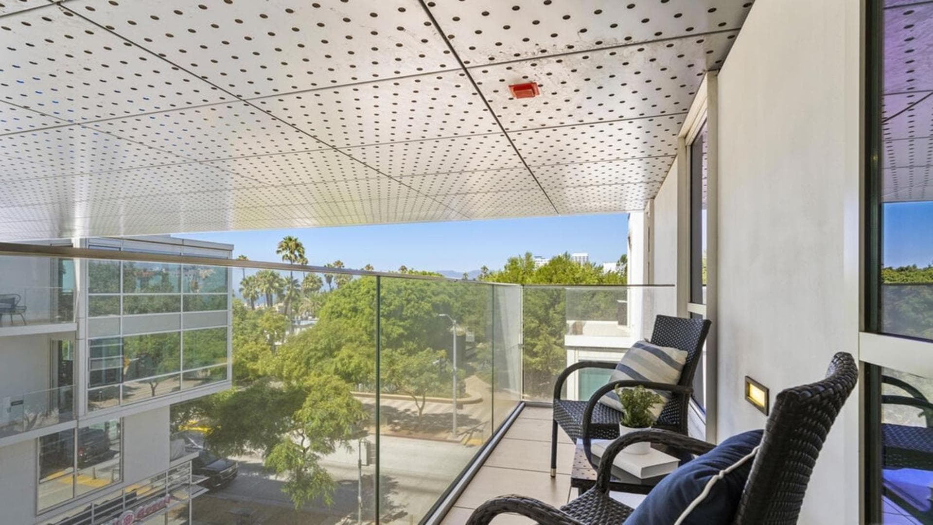 Two Bedrooms Floor To Ceiling Wrap-around Windows