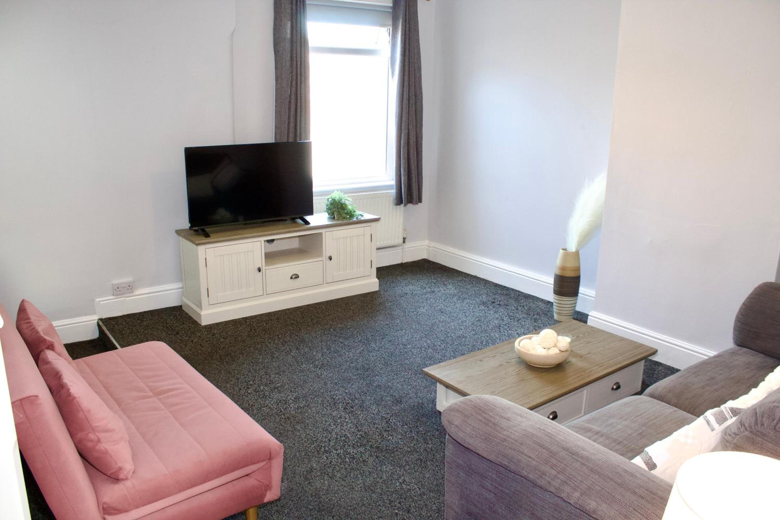 Spacious 2 Bed Flat - 5 mins to St Helens Centre - Free Parking