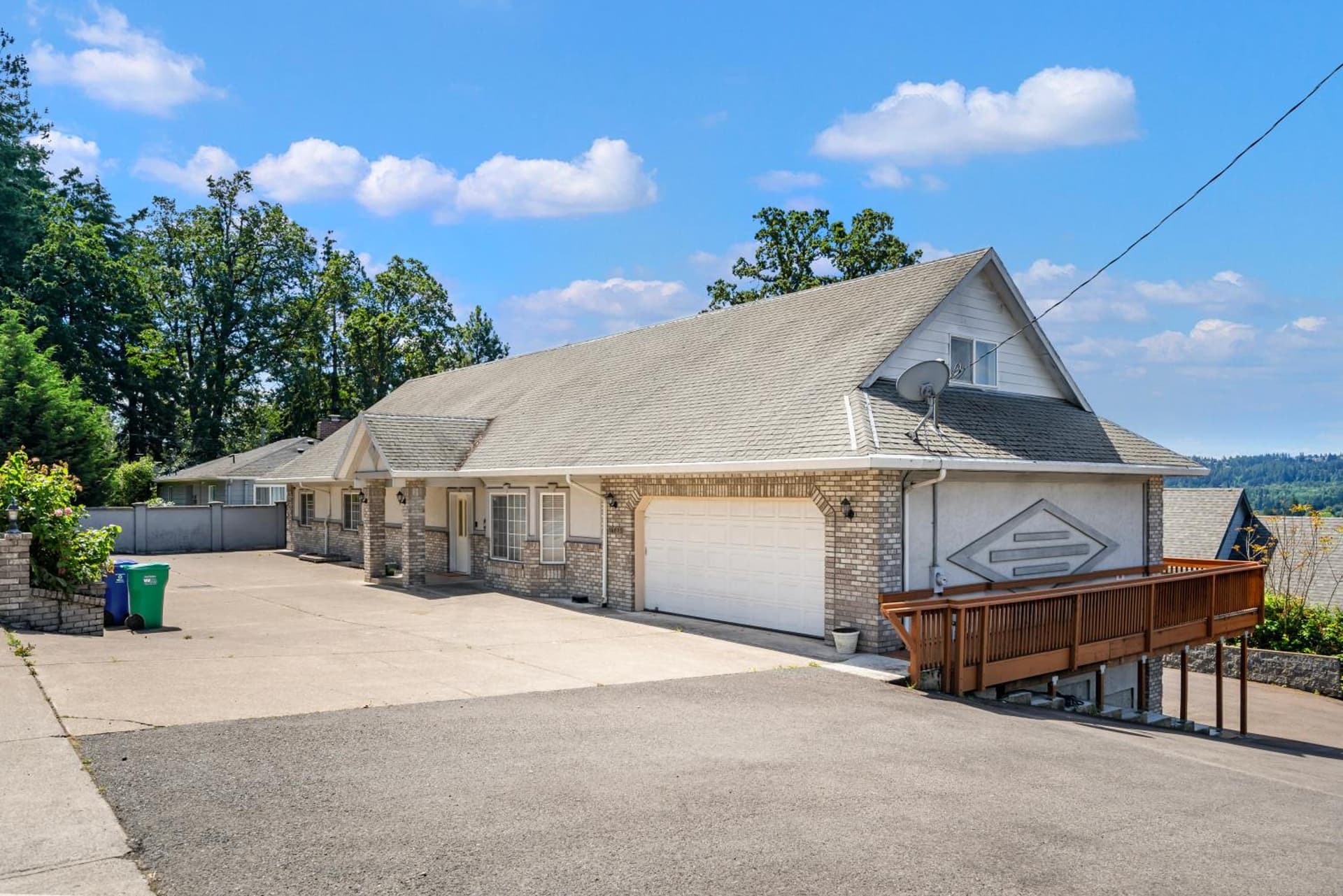 Spacious 7-Bedroom House in peaceful Milwaukie with WIFI, AC, Laundry