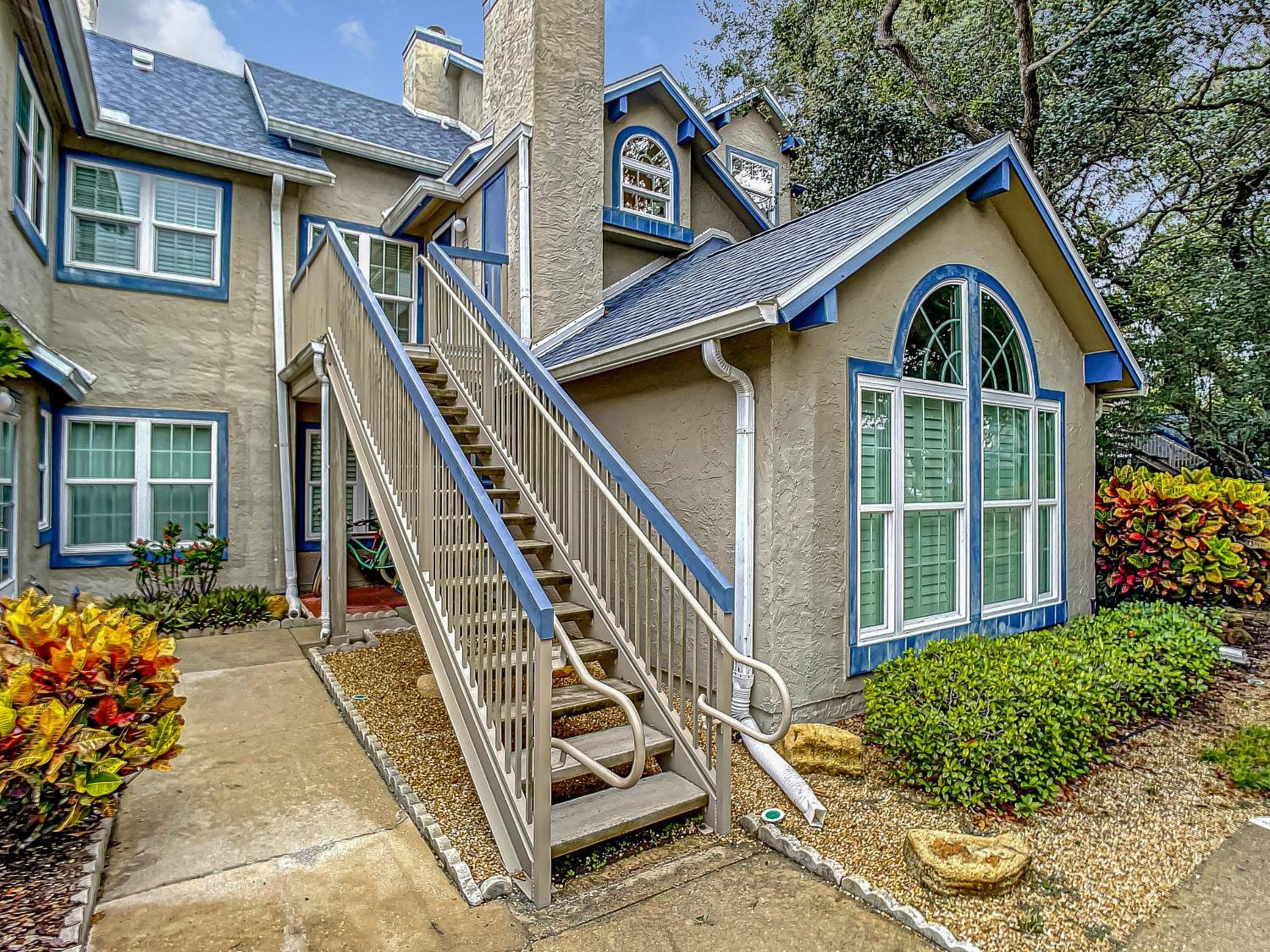 Sun Beach Club 861 Across from Beach Close to Pool Hot Tub Walk to shopping and dining