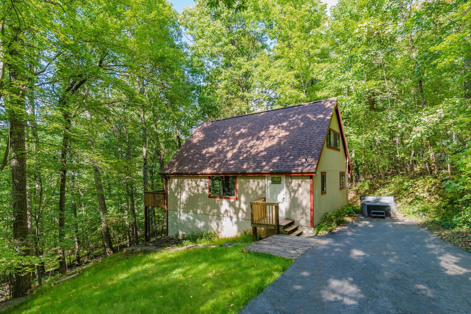 Forest 2BR chalet w hot tub & backyard