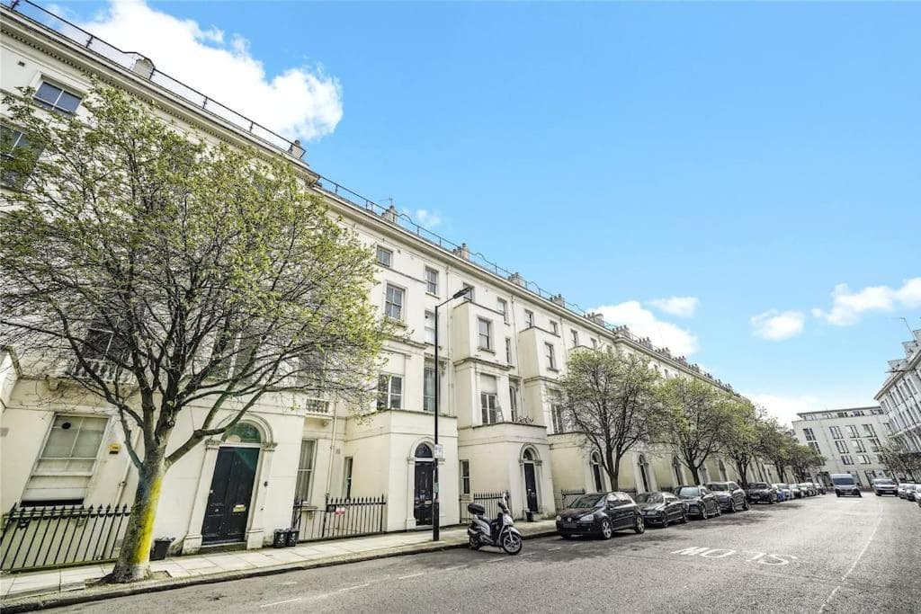 Stylish One Bed Flat in Paddington Pool and gym next door Free secure underground parking nearby