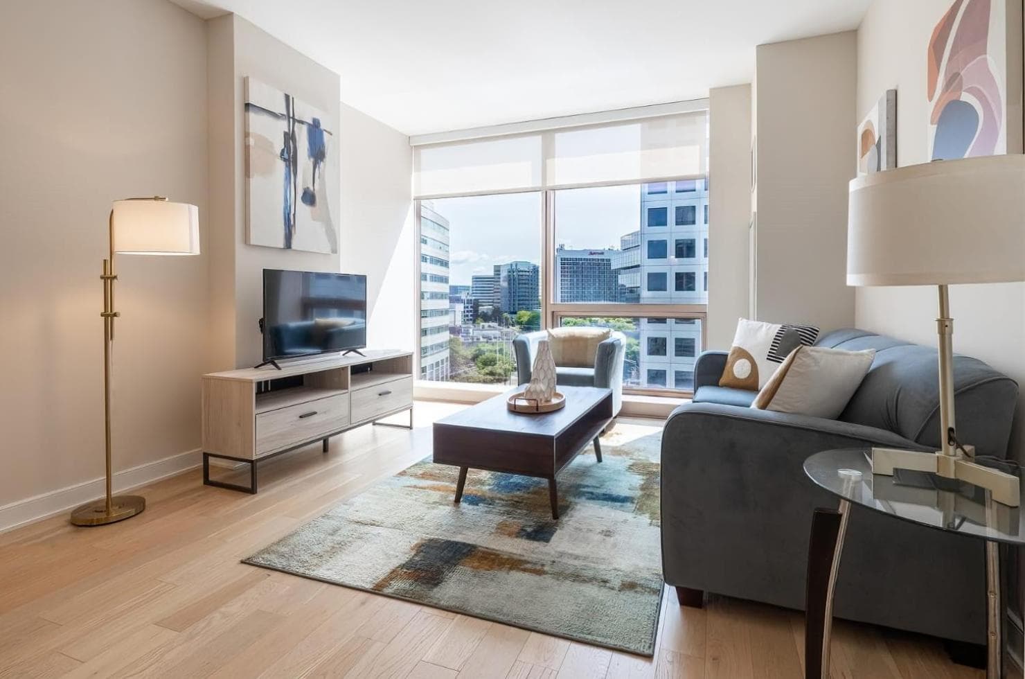 Luxury Apt Near Downtown
