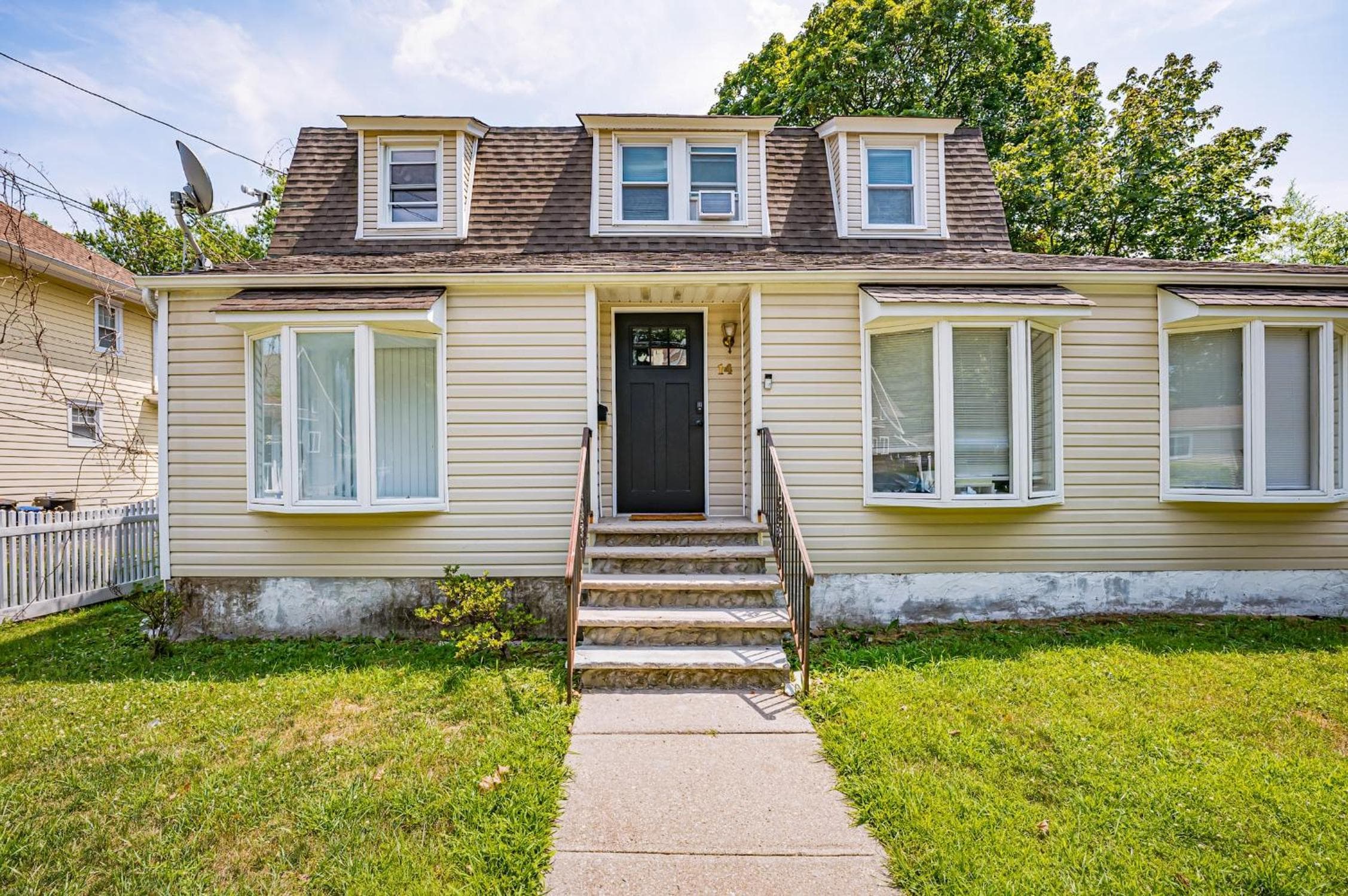 Charming 3BR Huntington House, Pet-Friendly!