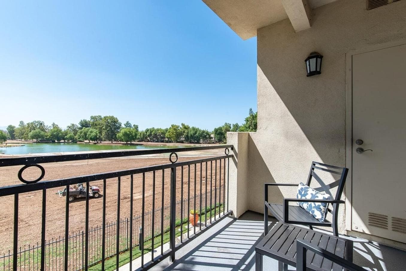 Saints 2BDRM King Suite Deluxe Living Cali