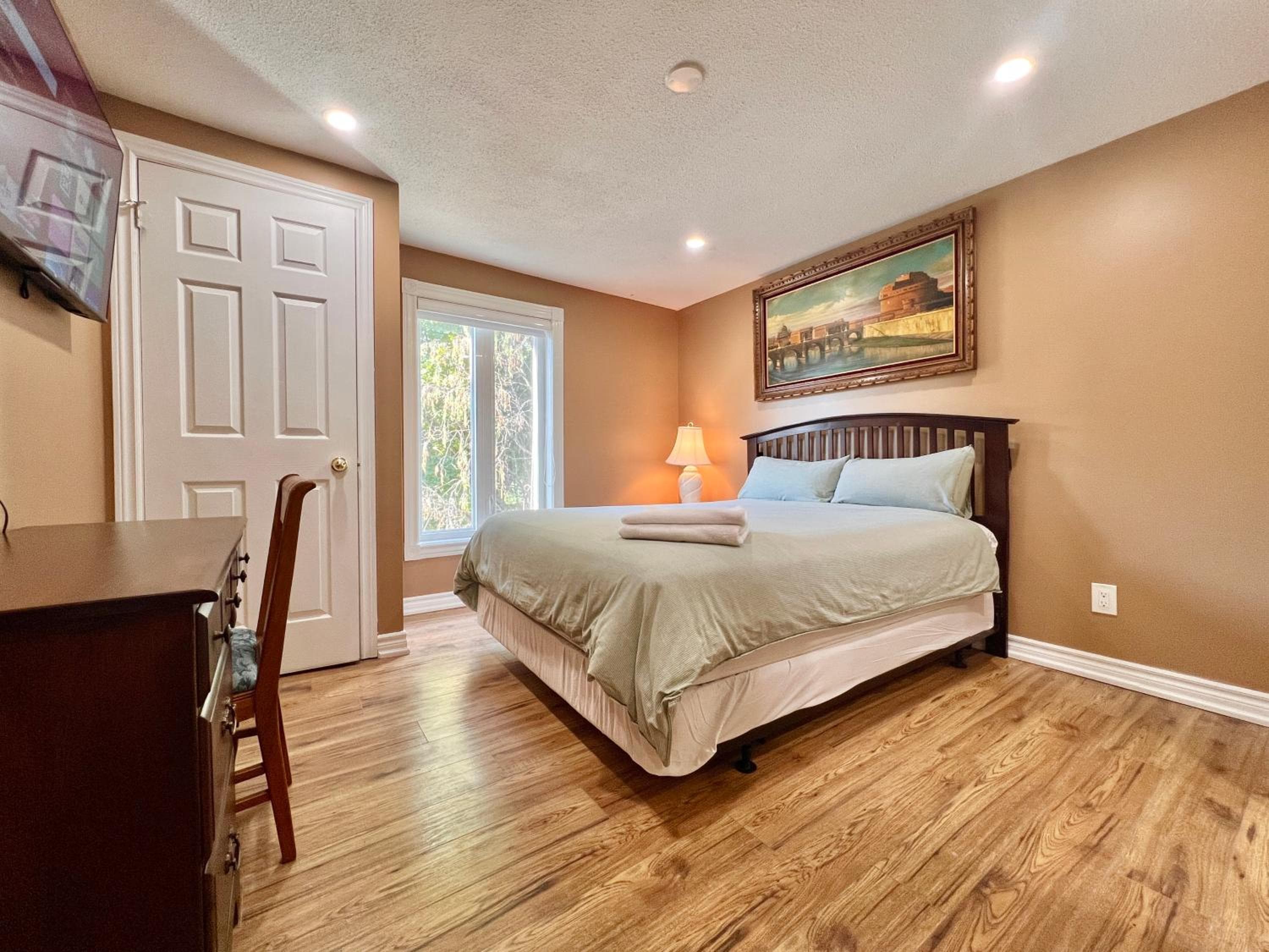 Cozy Home Near Transit & Hillcrest Mall with Free Parking