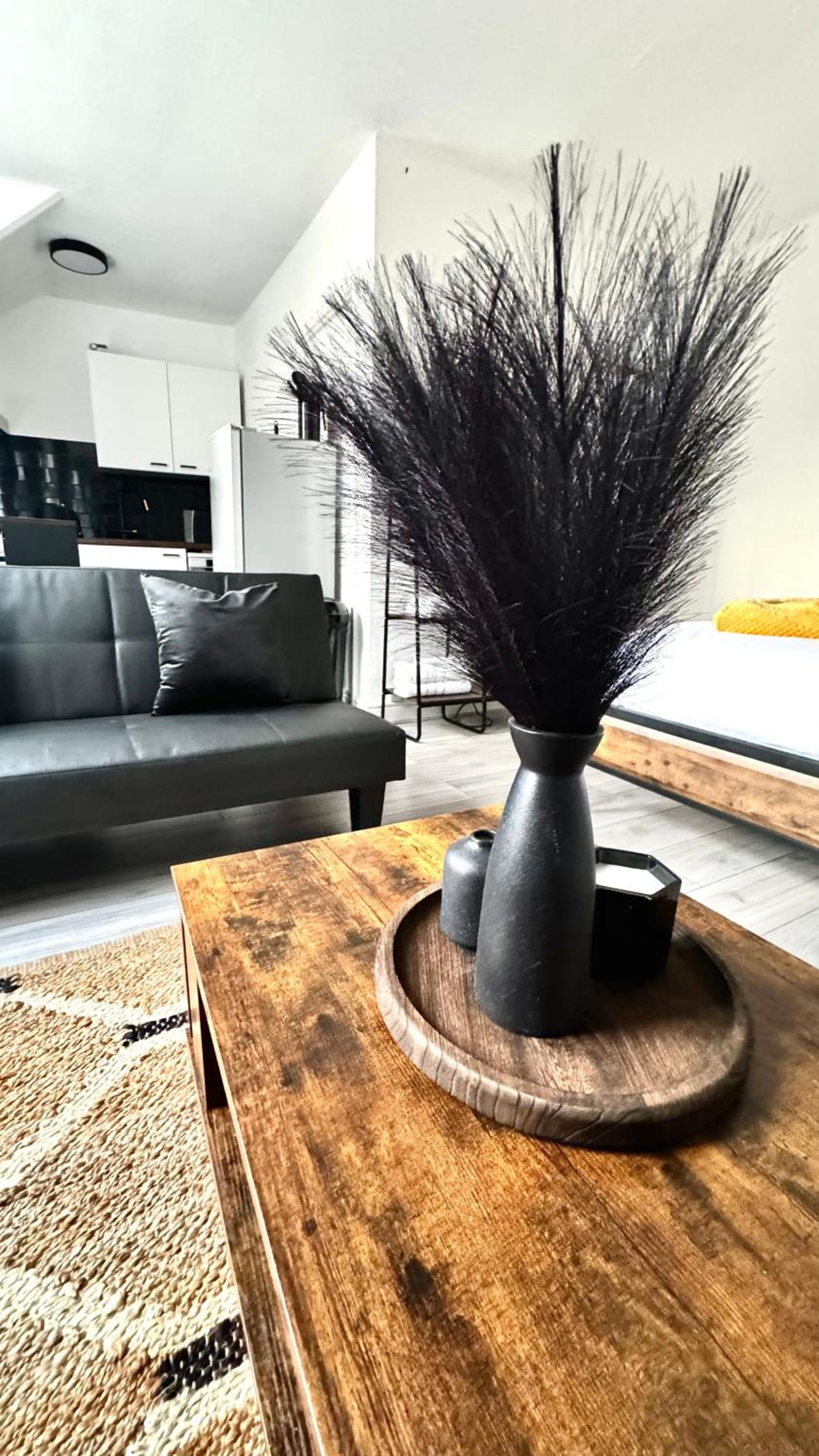 Stylish Central Kingston Studio, Professionals, Relocators, Long Stays, near Kingston Station and Shopping Centre