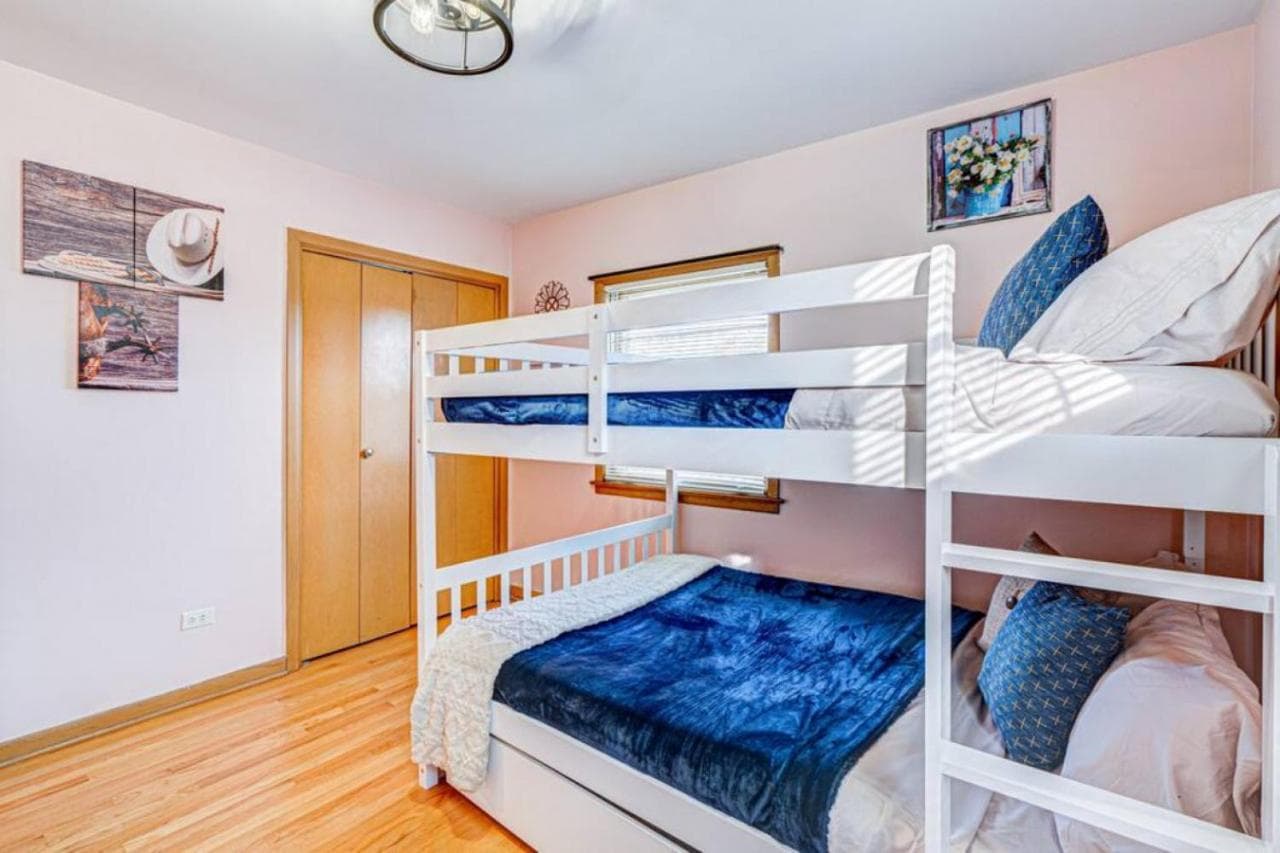 King Bed • 2BR • Sleeps 13 • Historic Location