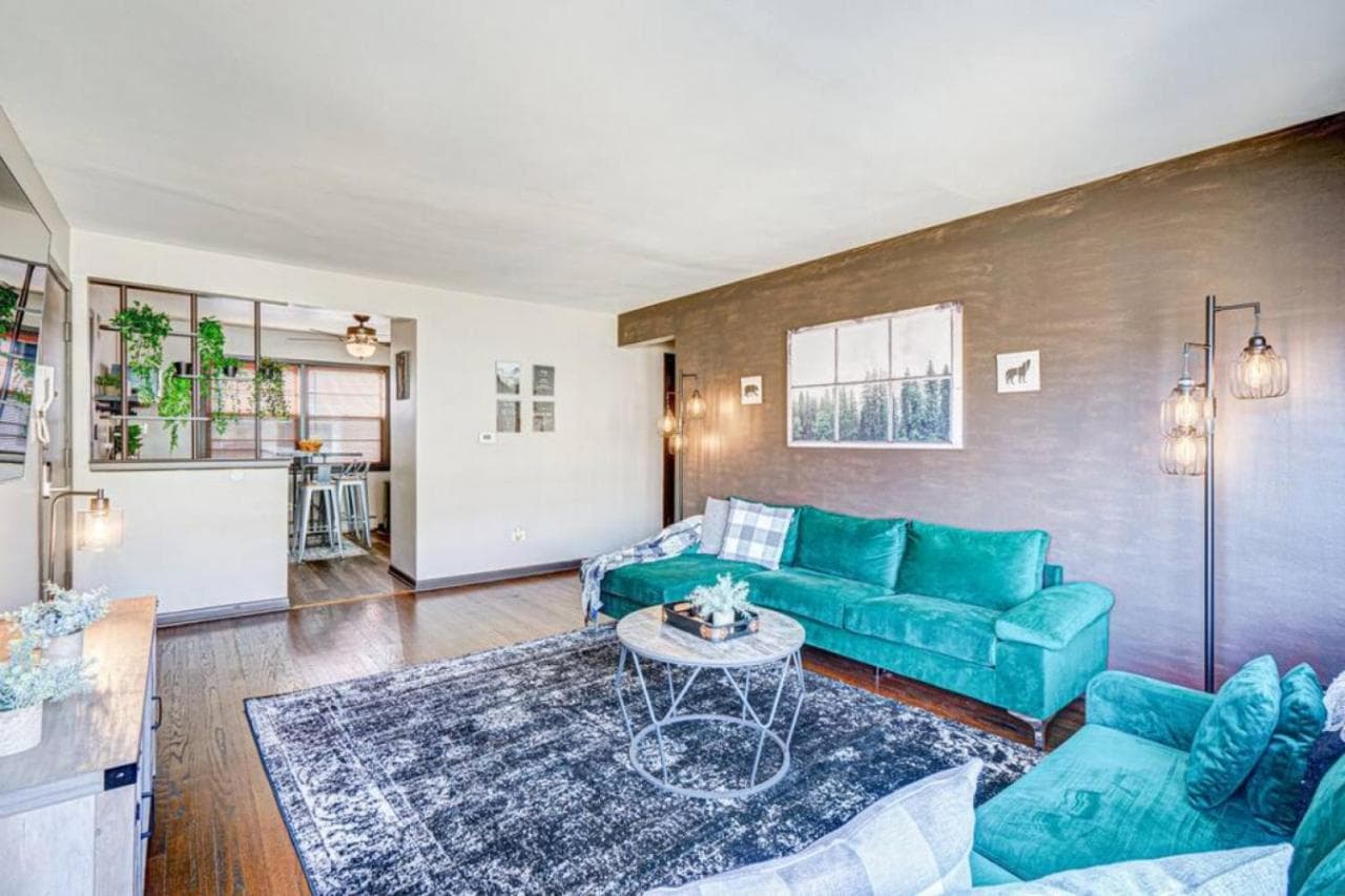 Top Rated Condo •King Bed • Safe Historic Location