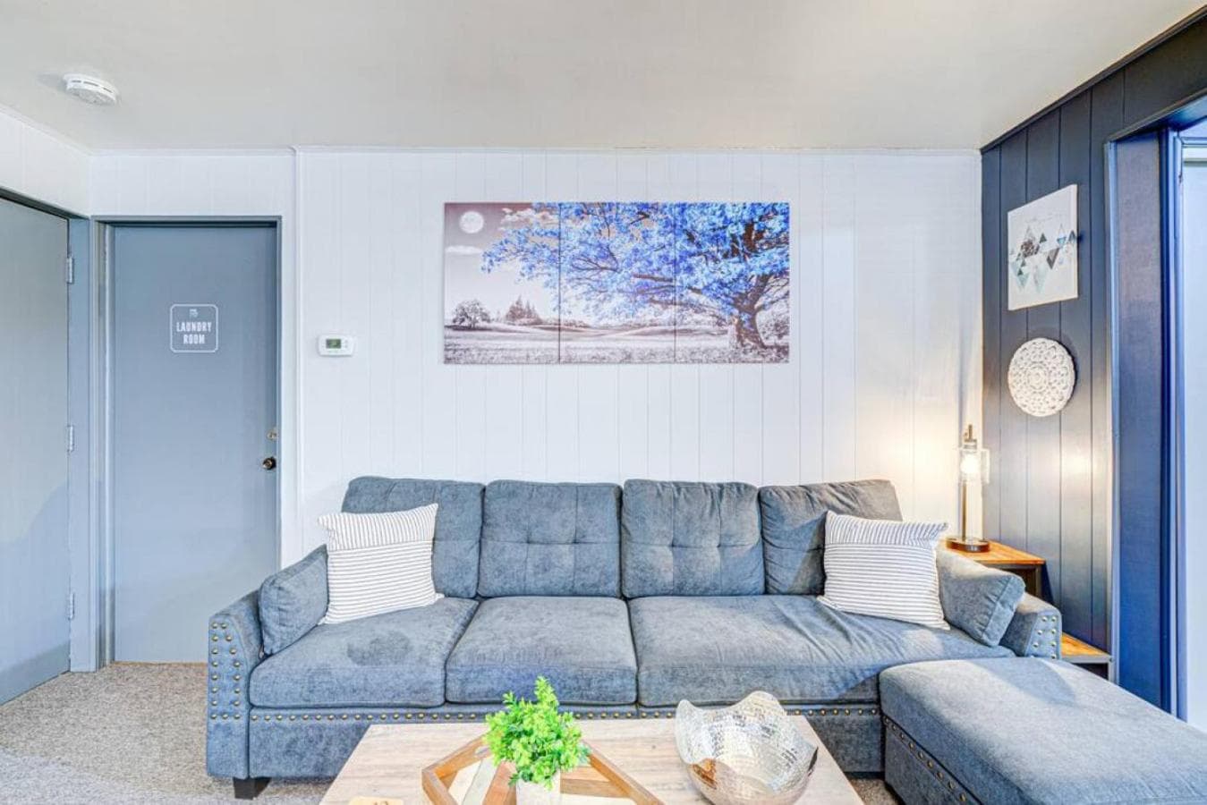 King Bed Studio | 60" HDTV | Safe | Close to Metra