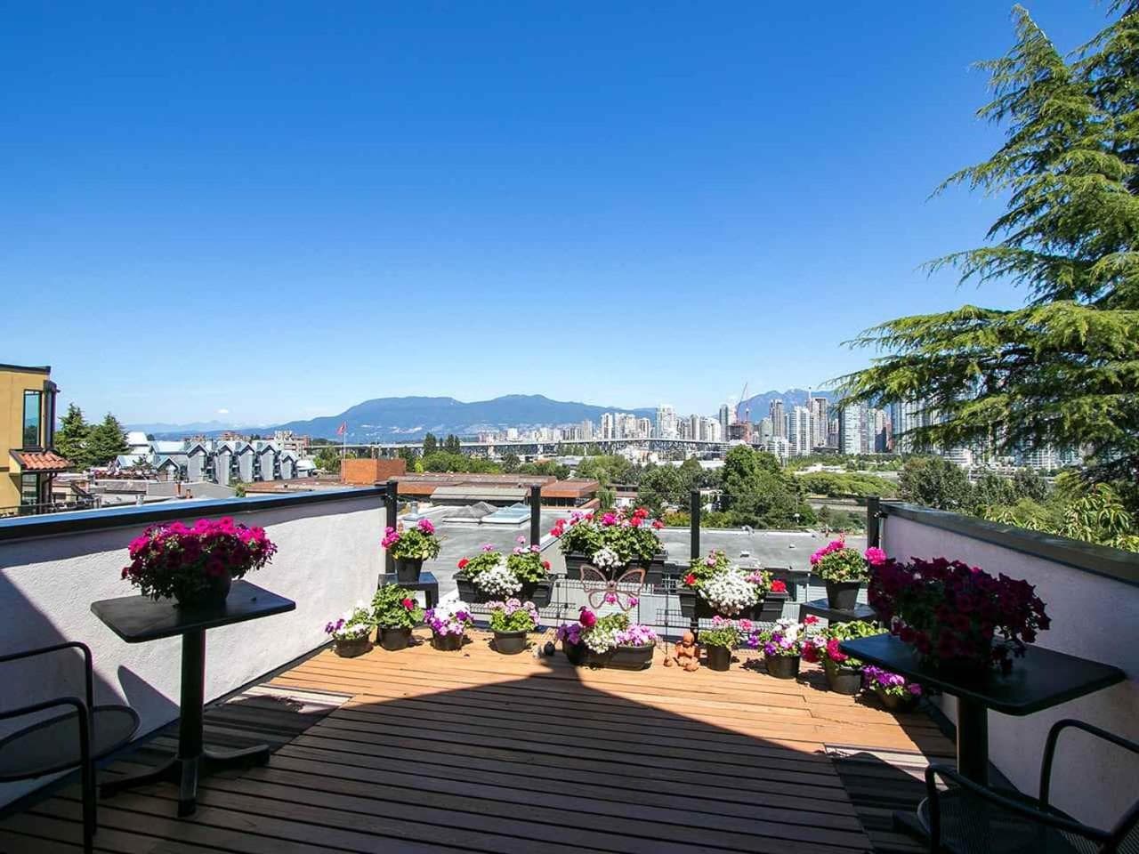 Stunning Skyline Views from a Cozy Apartment