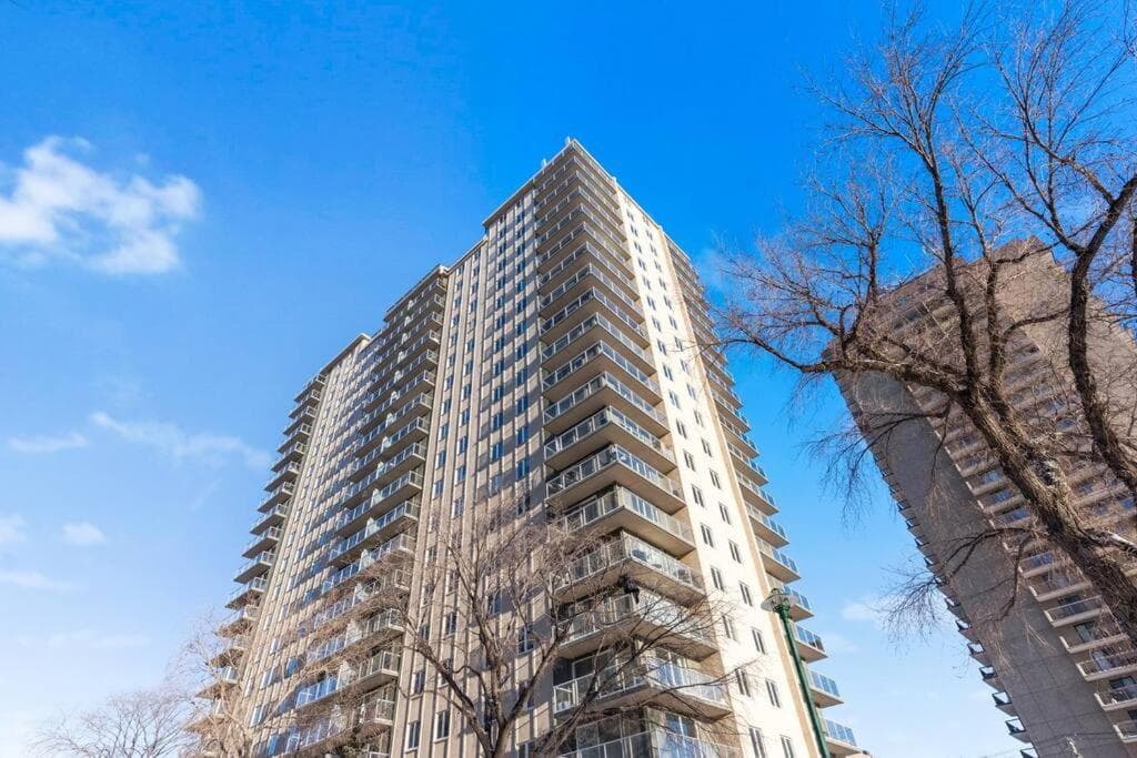 Downtown river-view high-rise, free parking, gym