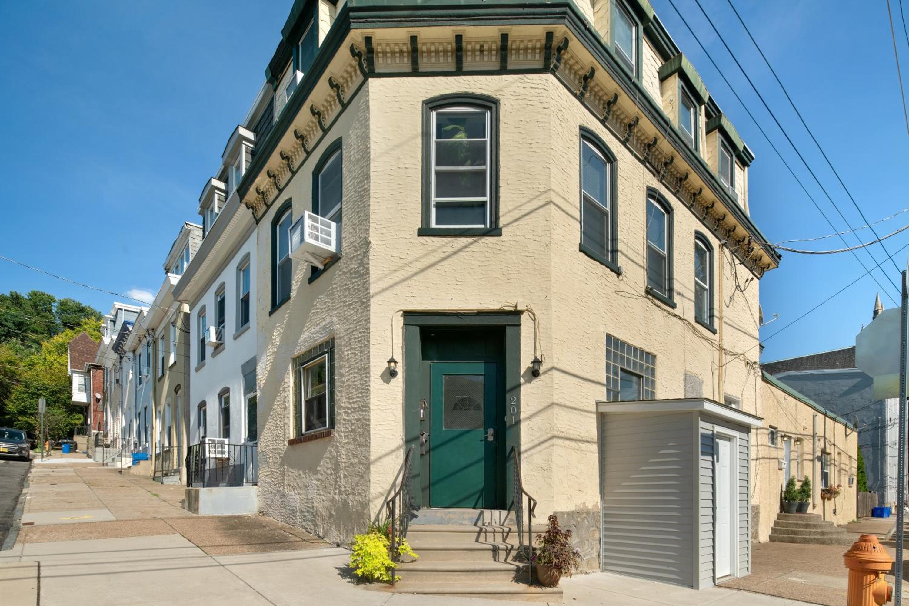 Large Bi-level Apartment in Heart of Manayunk
