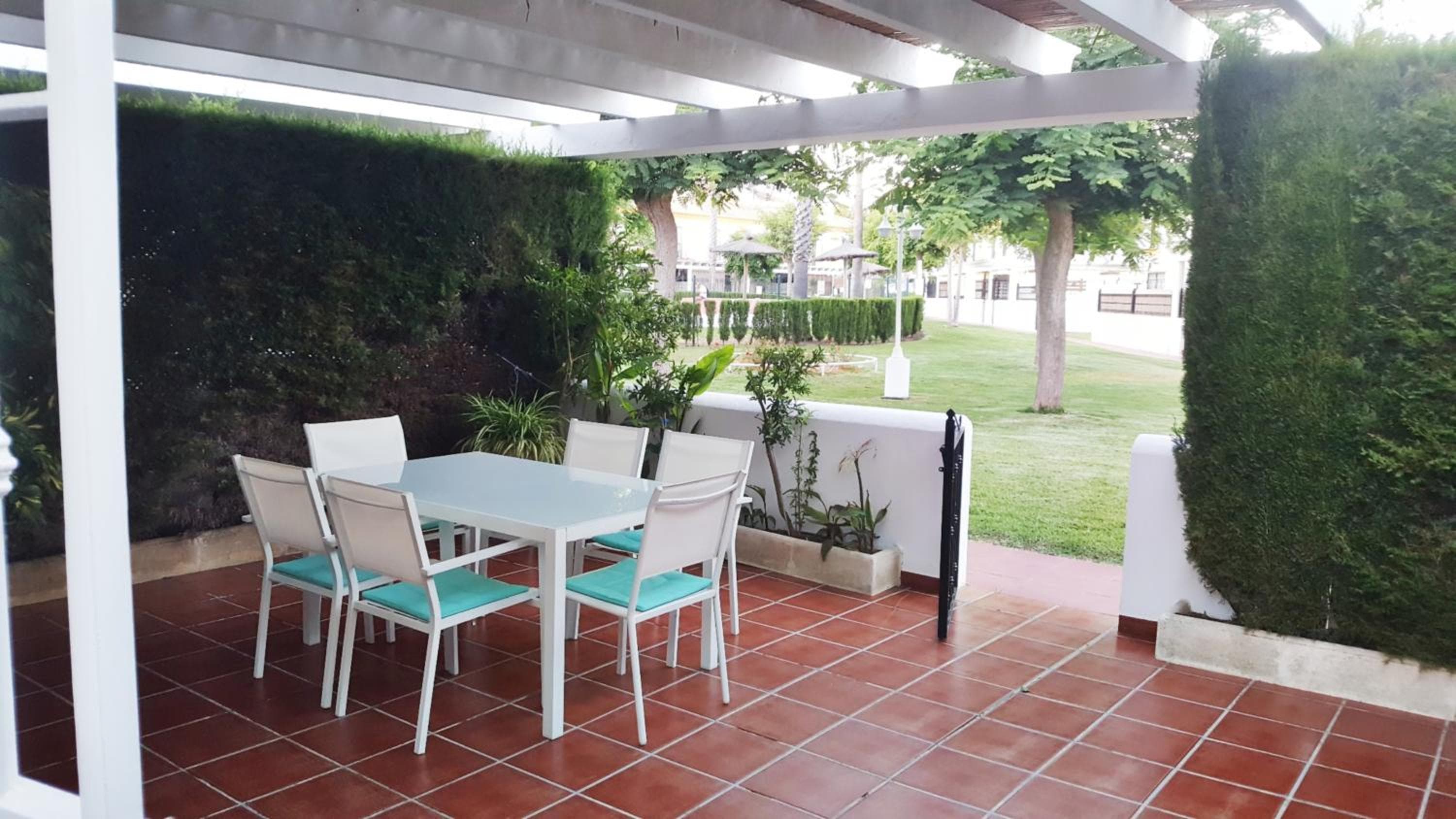 Chalet Adosado, con dos terrazas y piscina,
