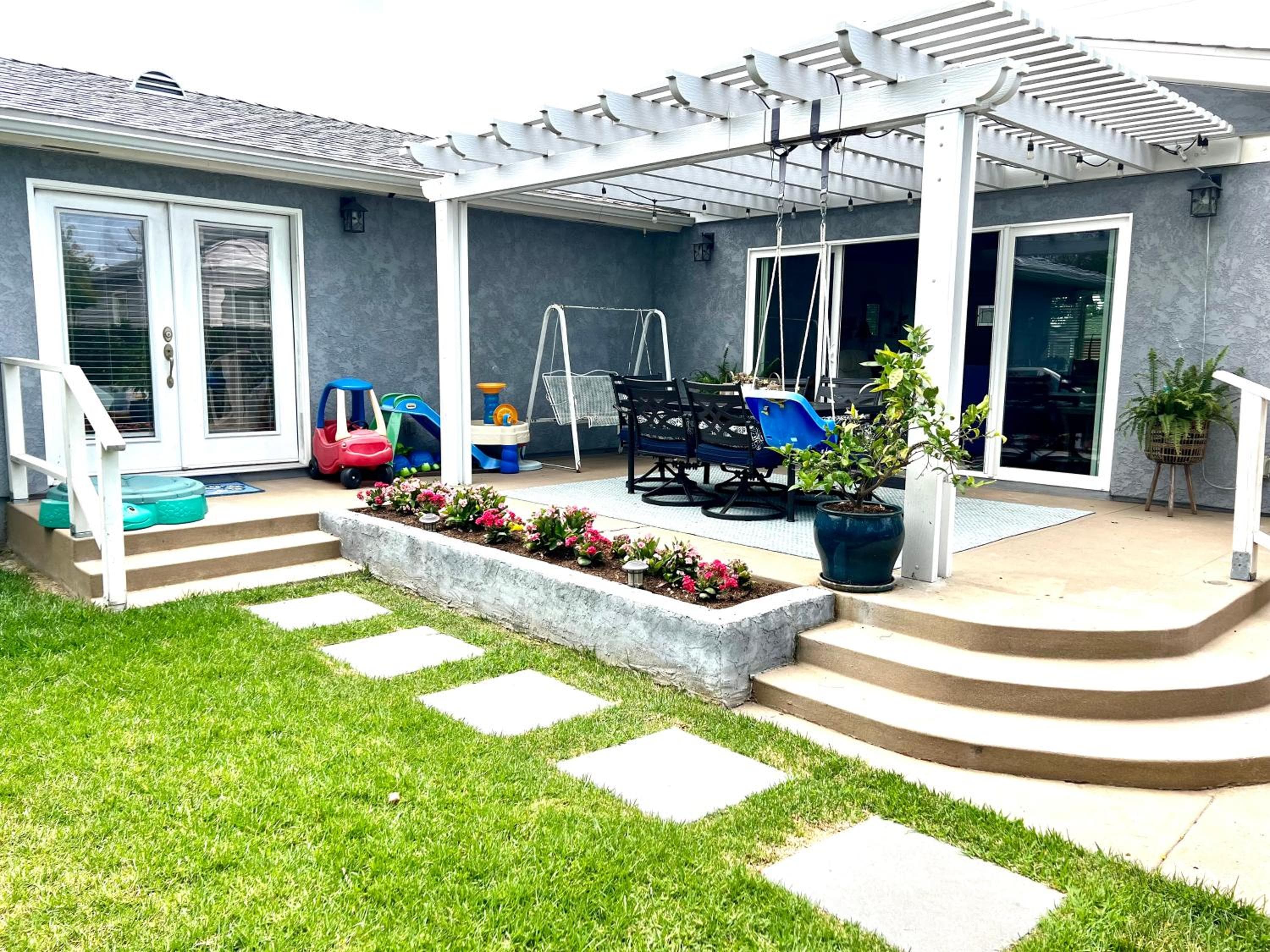 Family Friendly Retreat with Yard and Play Area, 2000 sq ft, AC, Fiber Optic WiFi