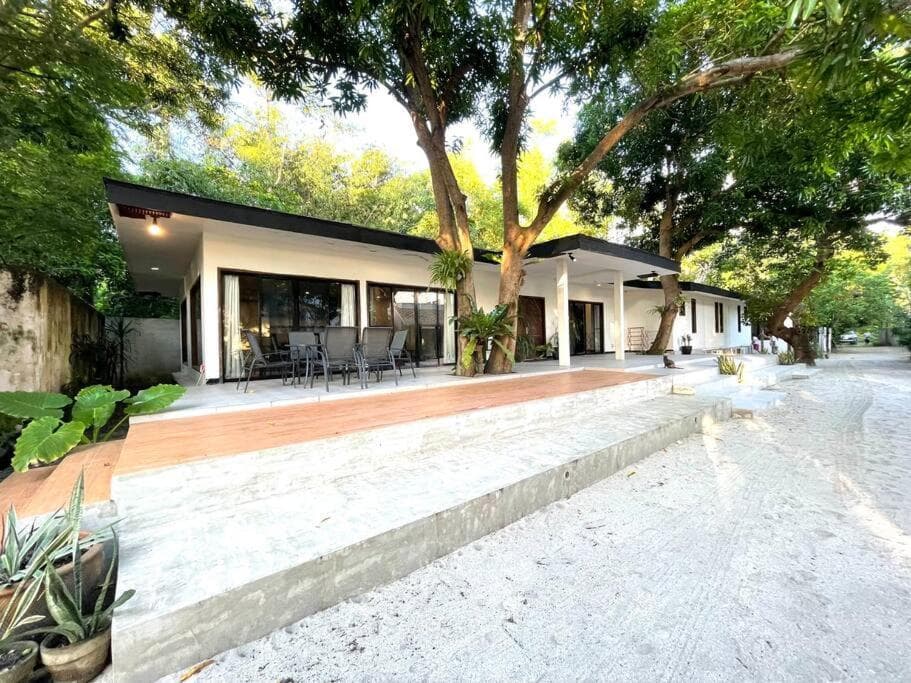 Secluded 4BD Beach Villa, Fast Wifi, Pet Friendly