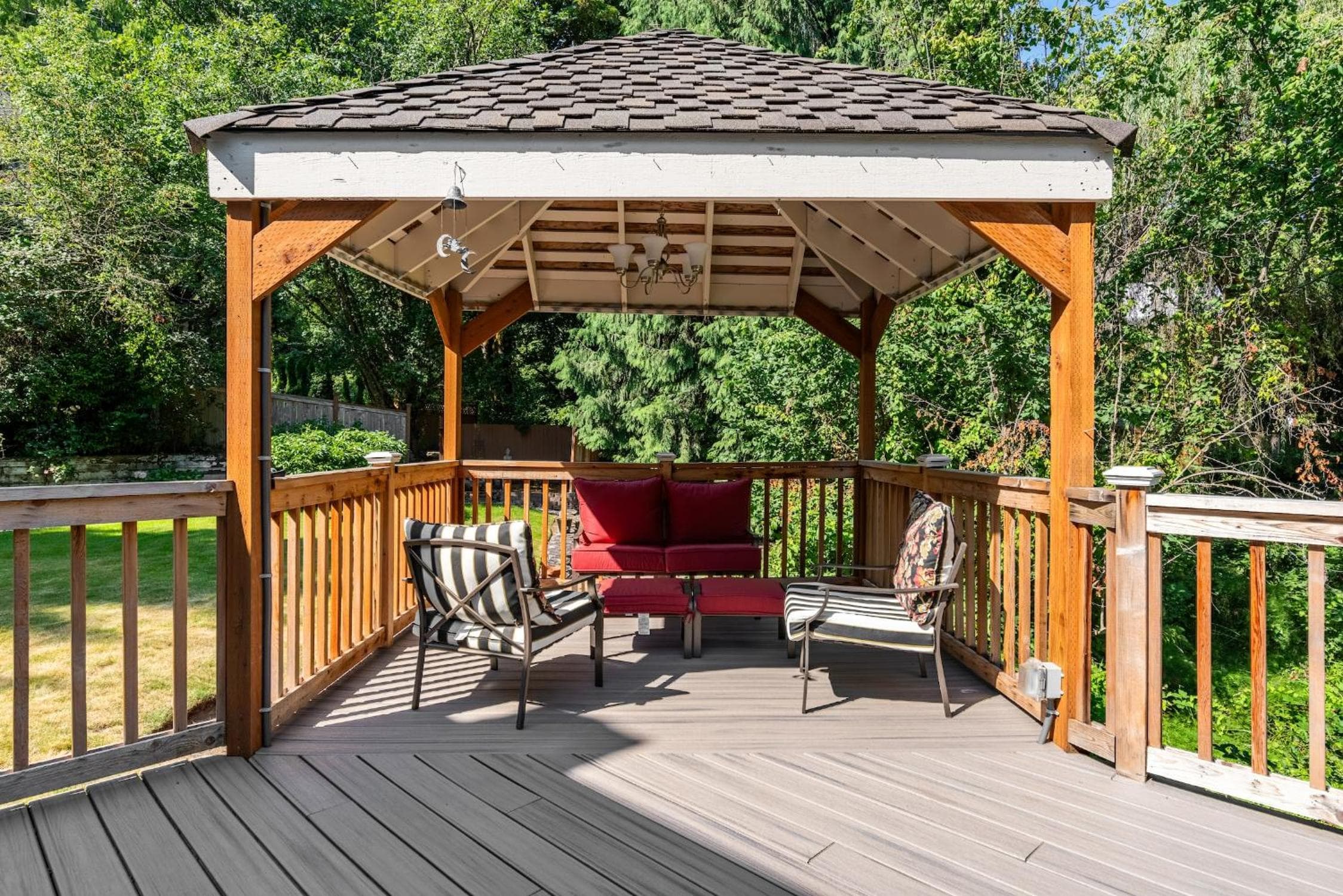 Spacious 3BR Redmond Home with Fireplace & BBQ