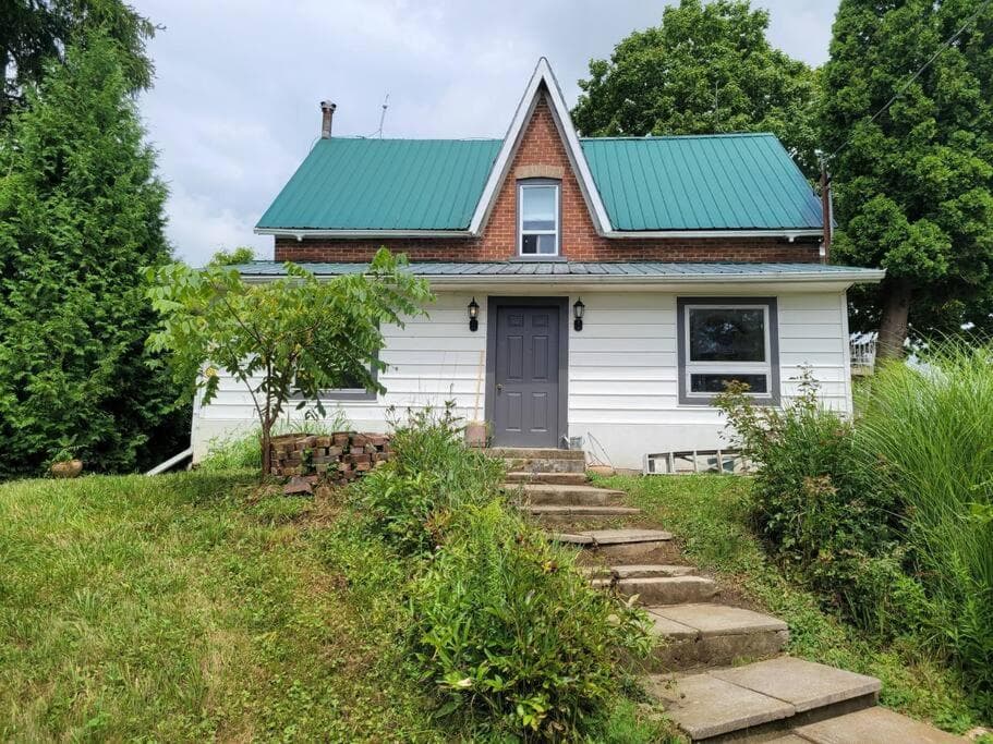 Cozy Farmhouse 10 Minutes From The Beach!