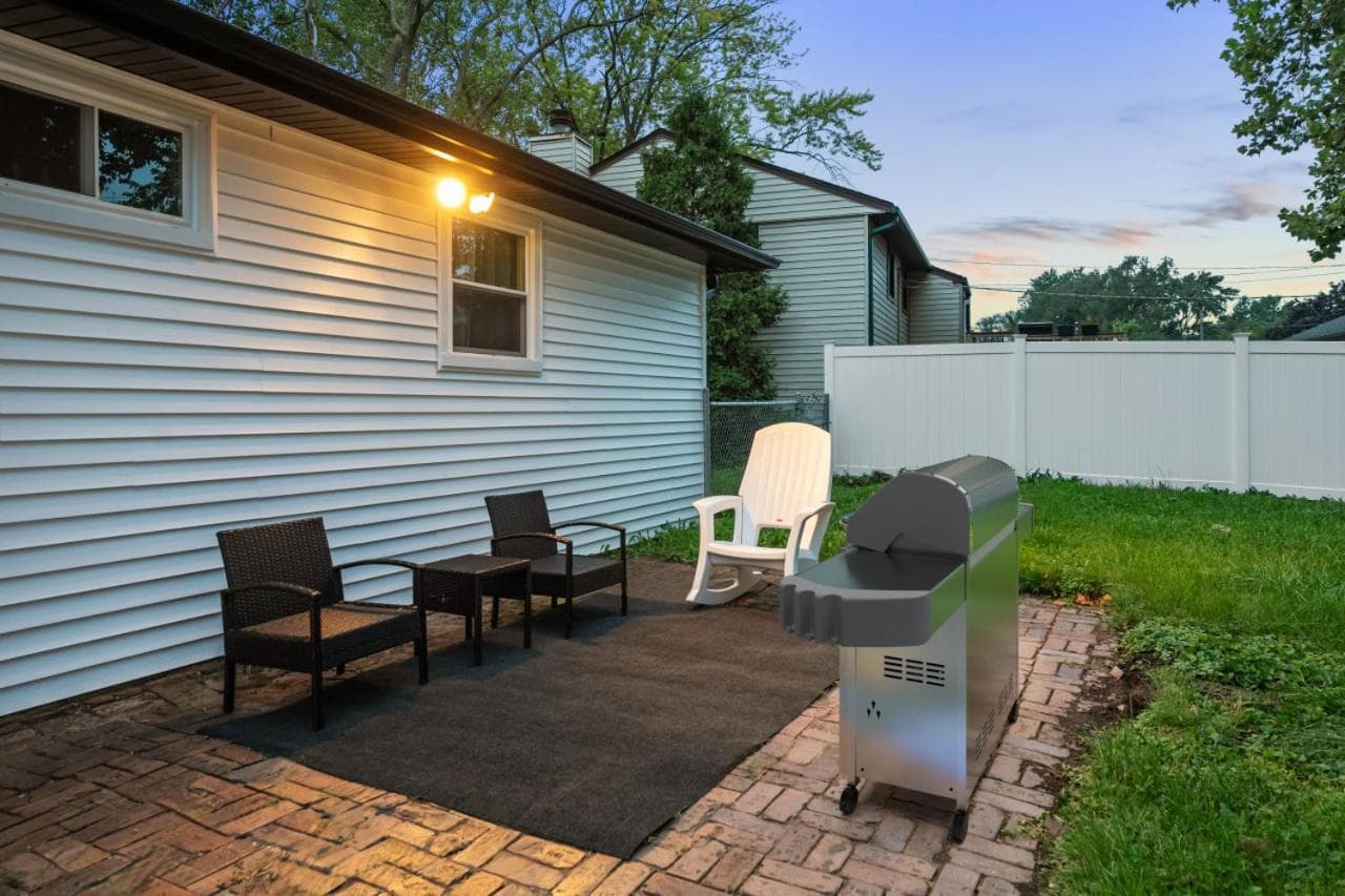 King Bed and Outdoor Grill Spot Near Arlington Lakes Golf