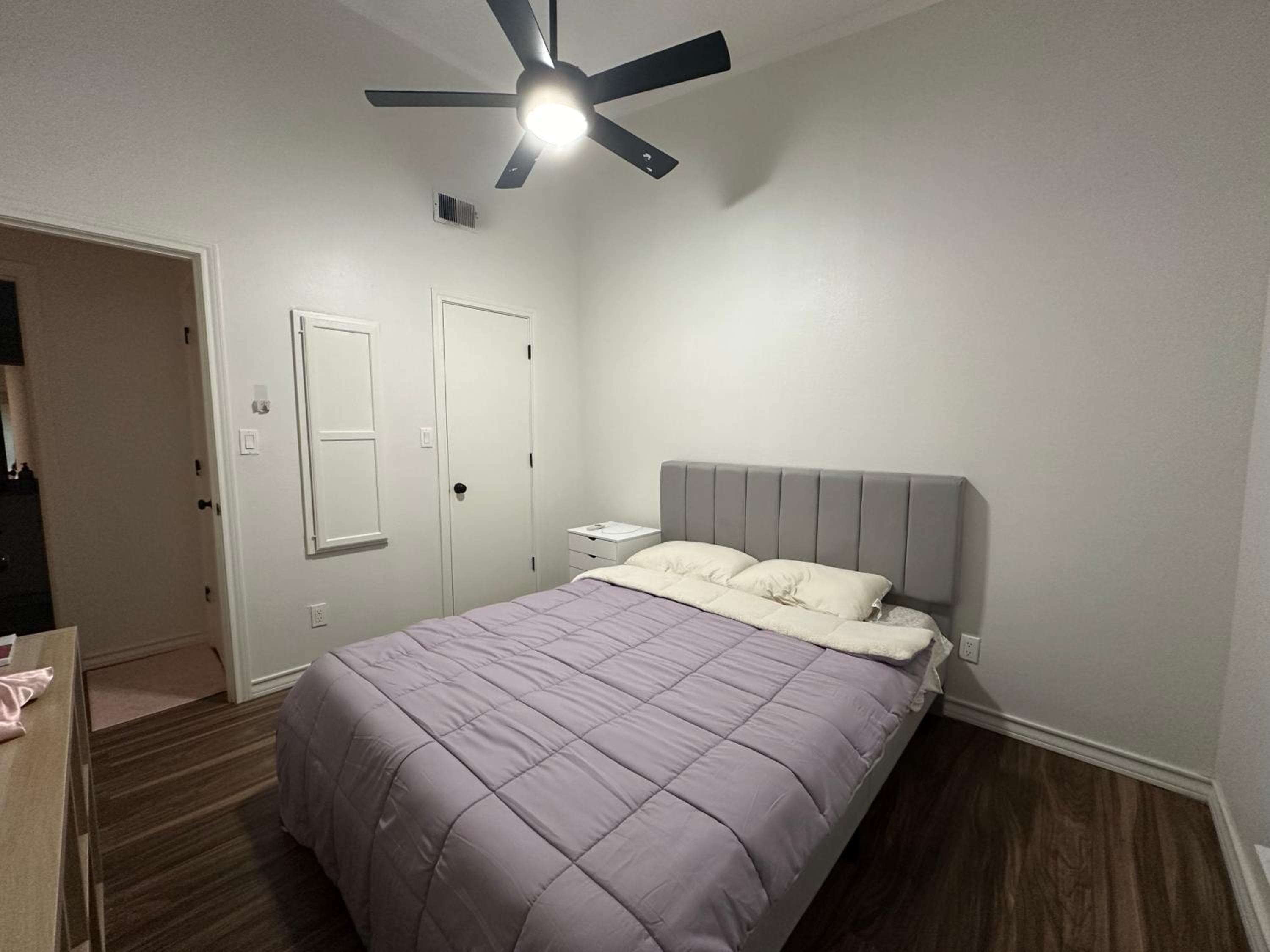 Cozy Condo Private Room, 10 Mins from AT&T Stadium, Gated, Free Parking, & In-Unit Laundry