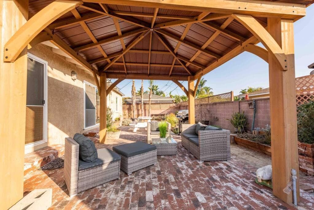 Spacious Retreat 4BR House with BBQ & Backyard - Sleeps 8