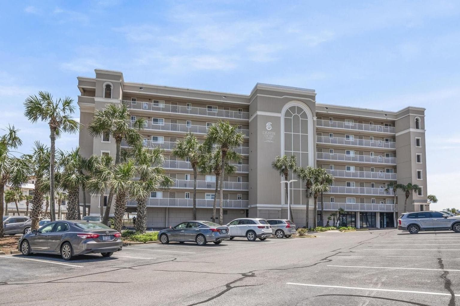 Destin on the Gulf 707 is a 2 bed 2 bath beachfront condo