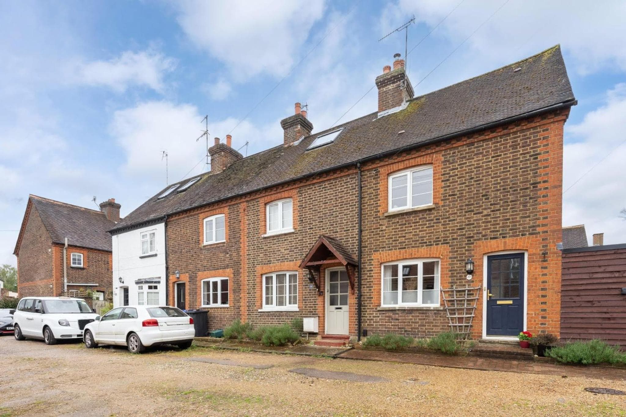 Quaint 3 bed Cottage in central Dorking with parking