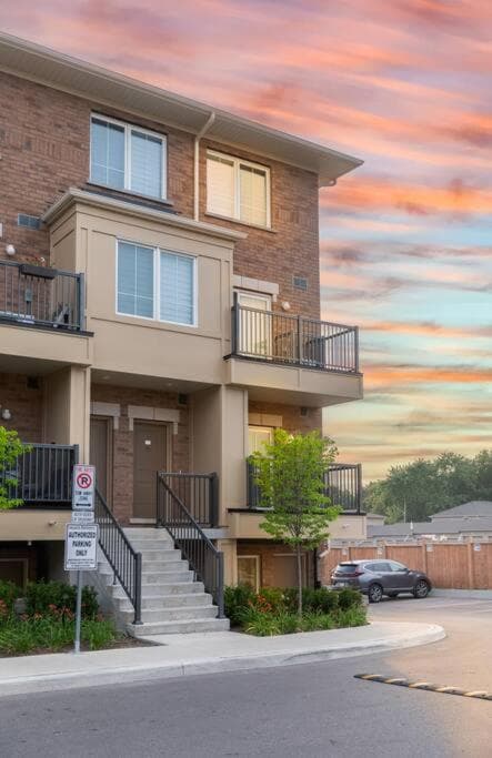 Cozy 2 Bedrooms Townhome in Oshawa